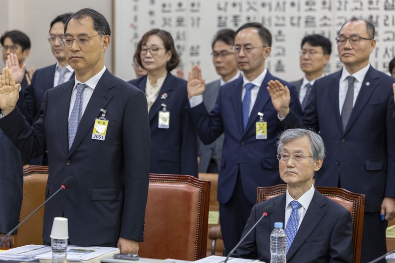 조희대 대법원장(오른쪽 아래)이 6일 국회 법제사법위원회에서 열린 대법원 등에 대한 국정감사에 출석해 인사말을 마친 뒤 소관 기관장들의 증인 선서가 진행되는 동안 자리에 앉아 선서를 거부하고 있다. 조 대법원장은 여당 단독처리로 법사위 국감에 일반증인으로 채택됐지만, 관행대로 인사말만 전한 뒤 증인 선서는 하지 않았다. 2026.10.6. /연합뉴스
