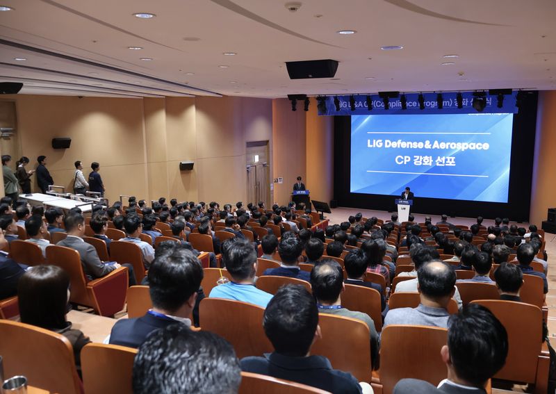 신익현 LIG D&A 대표이사 및 임직원 300여명이 판교하우스에서 CP(Compliance Program) 강화 선포식을 진행하고있다. LIG D&A 제공