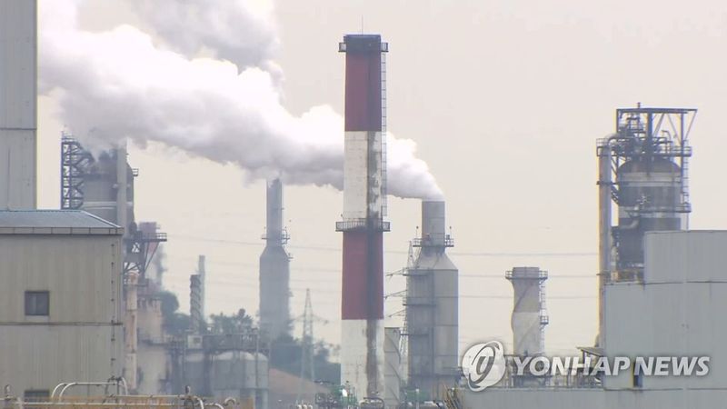 28일 한국은행이 발표한 '탄소중립 이행경로의 경제적 영향' 보고서에 따르면, 정부가 추진하는 '2050년 탄소배출 제로' 탄소중립 전환 과정에서 우리 경제의 성장세가 일부 둔화될 것으로 분석됐다. 사진은 산업공단 모습. 연합뉴스