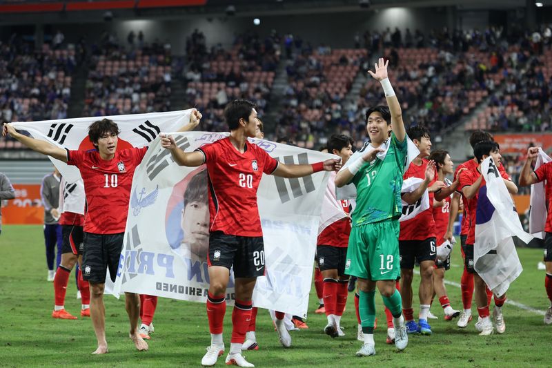 금메달 따자 "군대 안 갑니다"…2030이 BTS 꺼내며 폭발한 이유
