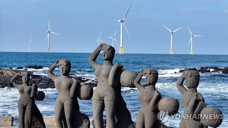 제주지역 해상풍력 발전시설 전경. 제주도는 미래성장펀드의 인프라·전략투자 계정에서 해상풍력과 에너지저장장치 등 대규모 기반시설에 투자하는 방안을 검토하고 있다. 실제 촬영 장소와 시점 확인 후 사용. 사진=연합뉴스