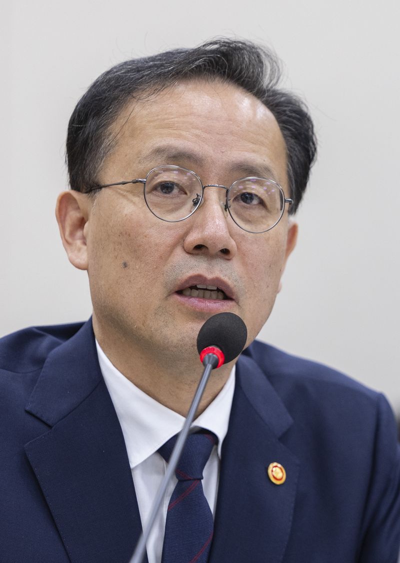 의원 질의에 답하는 이형일 부총리 (서울=연합뉴스) 황광모 기자 = 이형일 부총리 겸 재정경제부 장관이 6일 국회에서 열린 재정경제기획위원회 국정감사에 출석해 의원 질의에 답하고 있다. 연합뉴스
