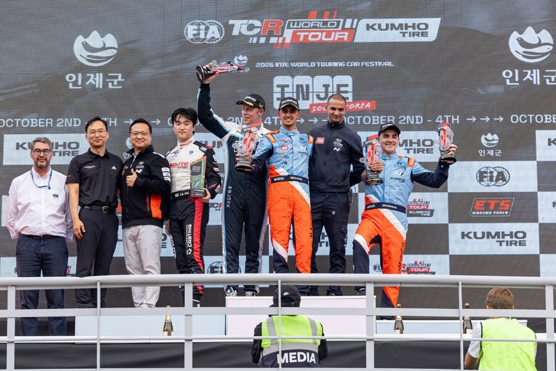 금호 FIA TCR 월드투어 5라운드 레이스 1에서 BRC 현대 N 스쿼드라 코르세의 미켈 아즈코나(사진 오른쪽 3번째)가 1위를 차지하며 기념 사진을 촬영하고 있다. 금호타이어 제공