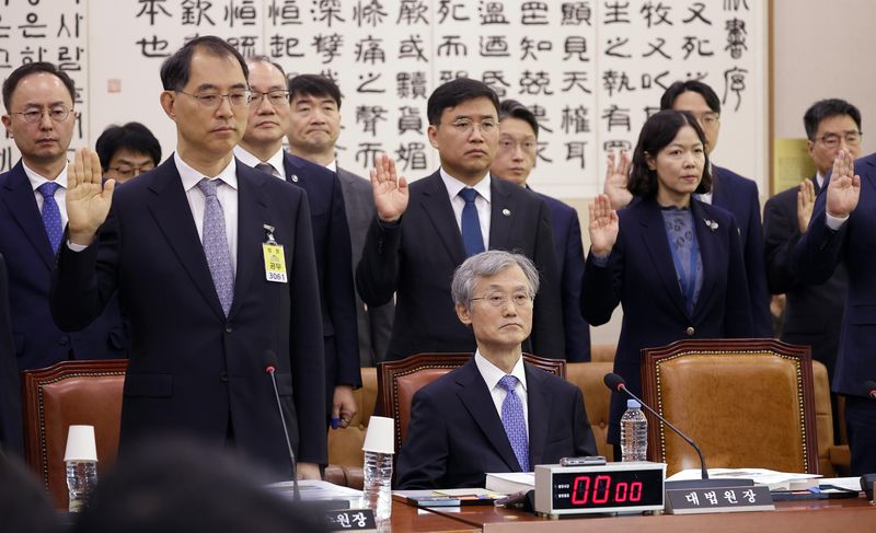 조희대 대법원장이 6일 서울 여의도 국회에서 열린 국회 법제사법위원회의 대법원 등 국정감사에서 증인선서를 하지 않고 자리에 앉아 있다. 뉴시스