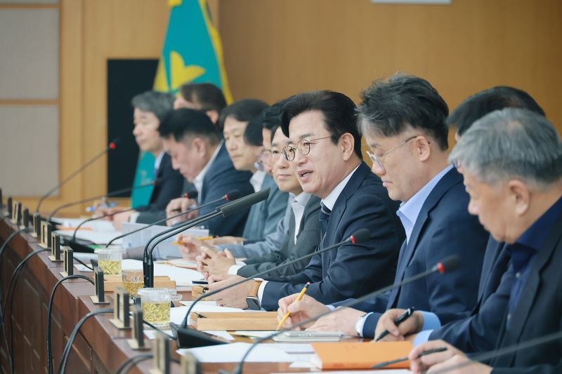 허태정 대전시장(오른쪽 네번째)이 6일 민선 9기 출범 100일을 맞아 열린 확대간부회의에서 공직자들의 그간의 노고를 치하하고 있다. 대전시 제공
