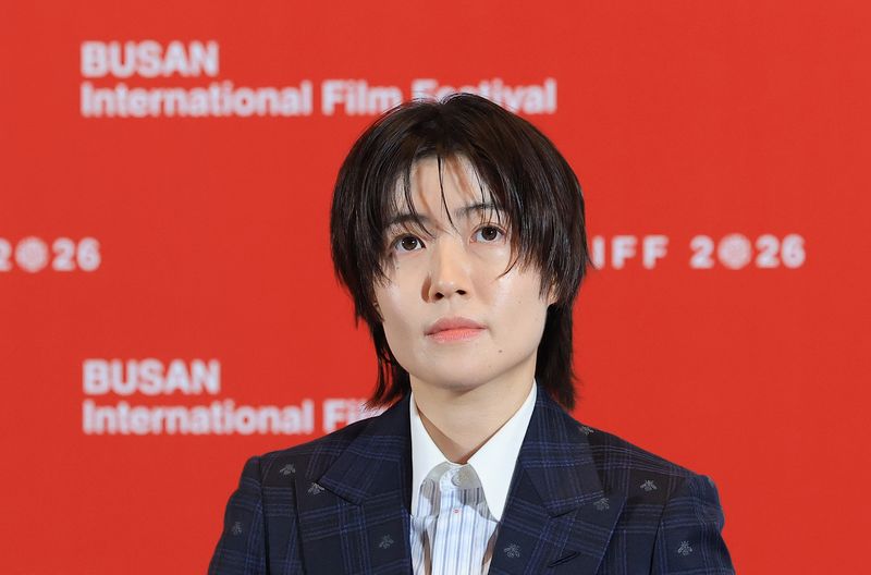 배우 심은경이 6일 오후 부산 해운대구 영화의전당 중극장에서 열린 제31회 부산국제영화제 개막작 ‘낮과 밤은 서로에게’ 기자회견에서 객석을 바라보고 있다. '낮과 밤은 서로에게'는 하나의 계절이 흐르는 동안 한 카페에 머물다 간 낮과 밤의 대화를 담은 작품이다. 2026.10.6 ⓒ 뉴스1 권현진 기자 /사진=뉴스1