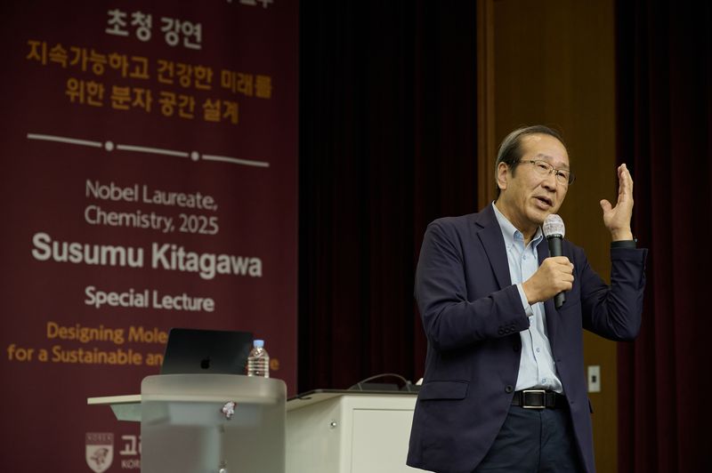 2025년 노벨화학상 수상자인 스스무 기타가와 교수가 6일 고려대학교 대강당에서 열린 '제12회 넥스트 인텔리전스 포럼(NIF)'에서 '지속가능하고 건강한 미래를 위한 분자 공간 설계'를 주제로 특별 강연을 하고 있다. 고려대 제공