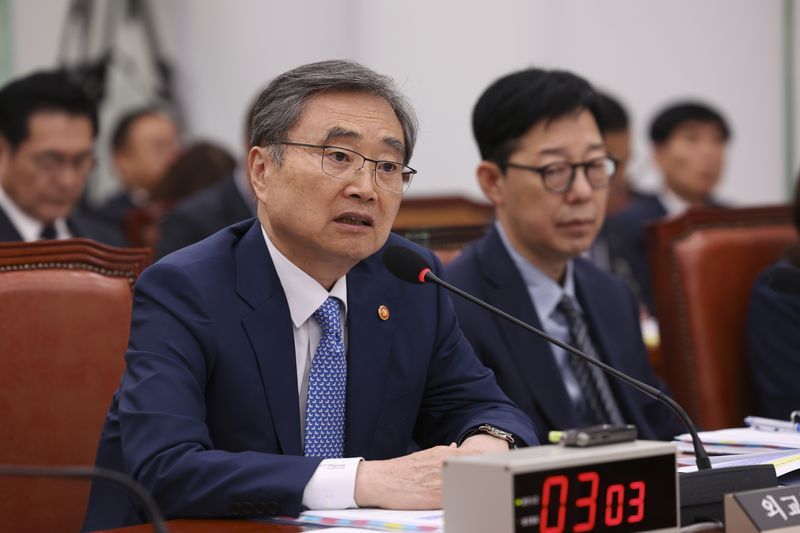 조현 외교부 장관이 6일 국회에서 열린 외교통일위원회 국정감사에서 질의에 답하고 있다. 뉴시스