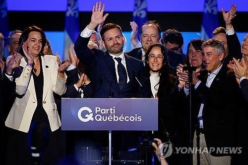 5일(현지시간) 캐나다 퀘벡주(州) 지방선거에서 퀘벡 분리주의 정당 '퀘벡당'(PQ)의 폴 생피에르 플라몽동(49) 대표가 승리를 확인한 뒤 지지자들의 환호에 손을 들어 화답하고 있다. 연합뉴스