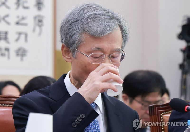 물 마시는 조희대 대법원장 (출처=연합뉴스)