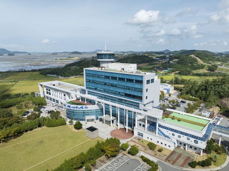 신안군<사진>이 양육 가정의 경제적 부담을 덜고 실질적인 양육 지원 체계를 강화하기 위해 '아동양육수당' 신설을 추진한다. 신안군 제공