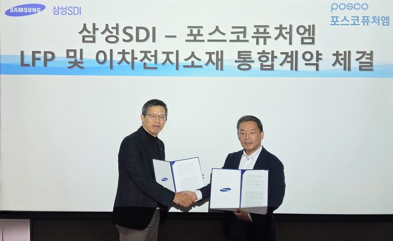 윤태일 포스코퓨처엠 에너지소재마케팅본부장(왼쪽)이 6일 이광수 삼성SDI 구매센터장과 삼성SDI 동탄사업장에서 6조원 규모의 LFP 양극재를 포함한 이차전지소재 '일괄공급'을 위한 배터리용 소재 장기 공급계약을 체결한 뒤 악수하고 있다. 포스코퓨처엠 제공