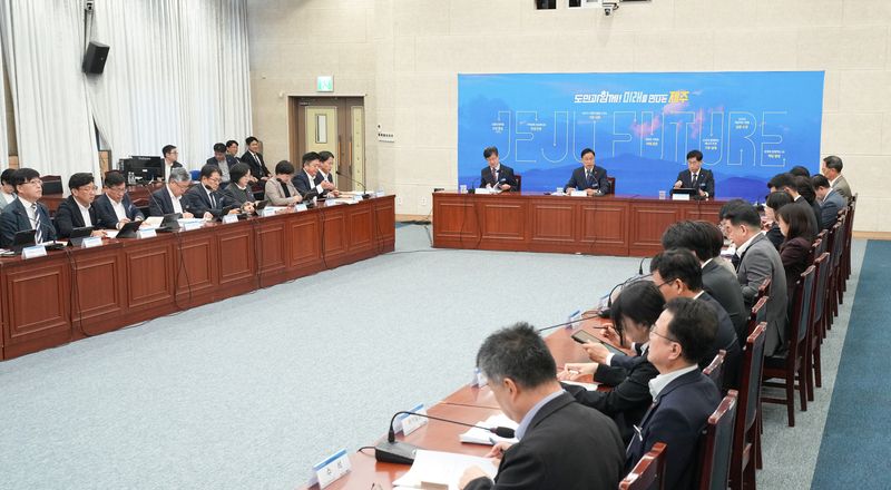 6일 제주도청 탐라홀에서 열린 주간정책회의에서 제주 음식·식품산업 육성 방향을 비롯해 전국체전 준비, 어선사고 대응 등 주요 도정 현안이 논의되고 있다. 사진=제주특별자치도 제공