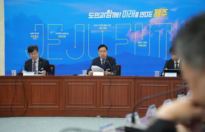 위성곤 제주도지사가 6일 제주도청 탐라홀에서 열린 주간정책회의를 주재하며 발언하고 있다. 이날 회의에서는 제주 음식·식품산업을 관광과 농수축산물 소비에 연계하는 종합계획과 전국체전 준비, 어선사고 대응 등 주요 현안을 점검했다. 사진=제주특별자치도 제공