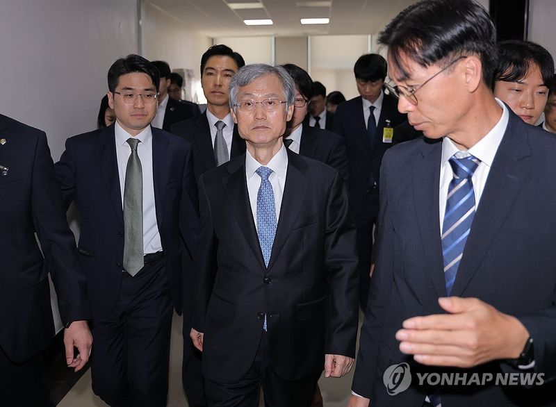 법사위 국감 정회 후 국감장 나서는 조희대 대법원장 (출처=연합뉴스)