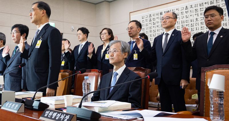 조희대 대법원장이 6일 서울 여의도 국회에서 열린 법제사법위원회의 대법원 등에 대한 국정감사에 출석해 증인선서를 거부하고 자리에 앉아 있다. 뉴스1