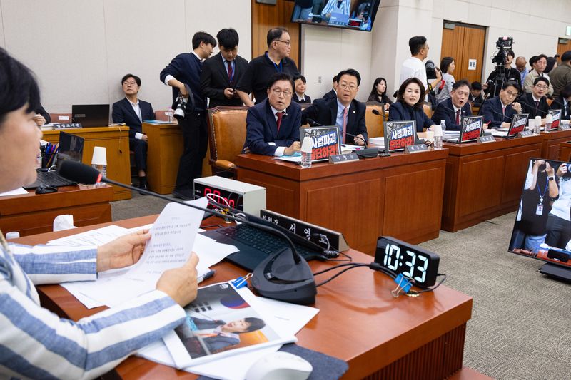 국회 법제사법위원회 국민의힘 위원들이 6일 서울 여의도 국회에서 열린 법제사법위원회의 대법원 등에 대한 국정감사에서 조희대 대법원장의 이석을 요구하며 서영교 법사위원장에게 항의하고 있다. /사진=뉴스1