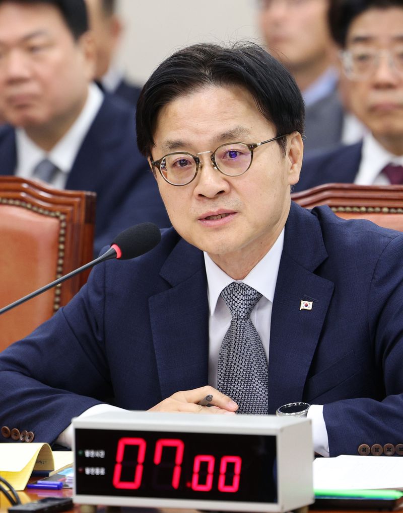 김정관 산업통상부 장관이 6일 국회에서 열린 산업통상자원중소벤처기업위원회 국정감사에서 의원 질의에 답변하고 있다. 뉴시스