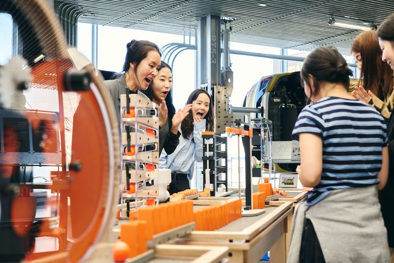 6일 서울 강남구 현대 모터스튜디오 서울에서 공개된 팝업 전시 '해브 펀 위드 사이언스'에서 관람객들이 '릴레이 놀이'를 체험하고 있다. 현대차 제공