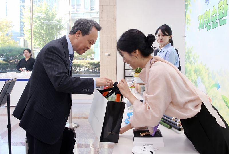 진옥동 신한금융그룹 회장(왼쪽)이 지난 2일 서울 중구 신한금융 본사에서 운동용품을 기부하고 있다. 신한금융 제공