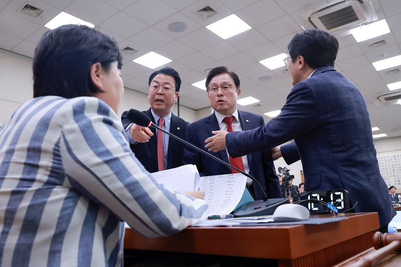 국회 법제사법위원회가 6일 국회에서 대법원을 상대로 국정감사를 진행했지만 조희대 대법원장의 일반증인 선서 여부를 놓고 여야가 팽팽하게 대립했다. 국민의힘 곽규택(왼쪽 두번째), 박형수 의원(왼쪽 세번째)이 서영교(왼쪽 첫번째) 법사위원장에게 질문 순서와 관련해 강하게 항의하고 있다. 오른쪽은 법사위 더불어민주당 간사인 김의겸 의원. 연합뉴스