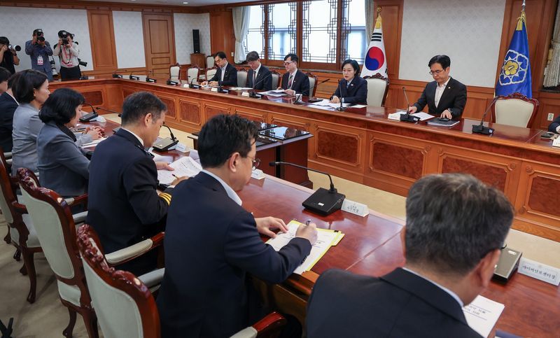 한성숙 국무총리가 6일 서울 종로구 정부서울청사에서 열린 금융.공공기관 개인정보 유출 관련 회의에서 모두발언을 하고 있다. /사진=뉴스1