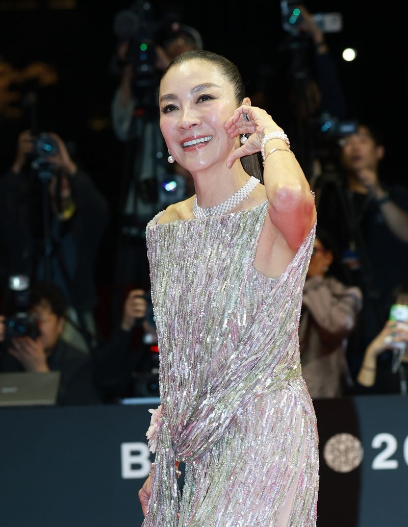 배우 양자경이 6일 오후 부산 해운대구 영화의전당에서 열린 ‘제31회 부산국제영화제’(BIFF) 개막식에 참석해 레드카펫을 밟고 있다. 뉴스1