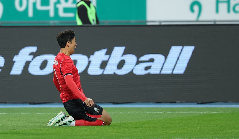 6일 경기 용인시 용인미르스타디움에서 열린 축구 국가대표팀 평가전 대한민국과 우즈베키스탄의 경기. 한국 손흥민이 프리킥으로 골을 넣은 뒤 세리머니를 하고 있다. 손흥민은 이 골로 한국인 A매치 최다 59호 골을 기록했다. 연합뉴스