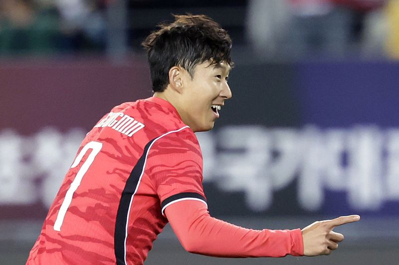 [용인=뉴시스] 최동준 기자 = 6일 경기 용인미르스타디움에서 열린 하나은행 초청 축구 국가대표팀 친선경기 한국과 우즈베키스탄의 경기, 한국 손흥민이 선취골을 성공시킨 뒤 기뻐하고 있다. 2026.10.06. photocdj@newsis.com