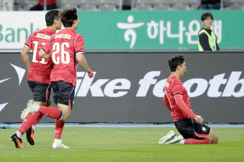 [용인=뉴시스] 최동준 기자 = 6일 경기 용인미르스타디움에서 열린 하나은행 초청 축구 국가대표팀 친선경기 한국과 우즈베키스탄의 경기, 한국 손흥민이 선취골을 성공시킨 뒤 기뻐하고 있다. 2026.10.06. photocdj@newsis.com