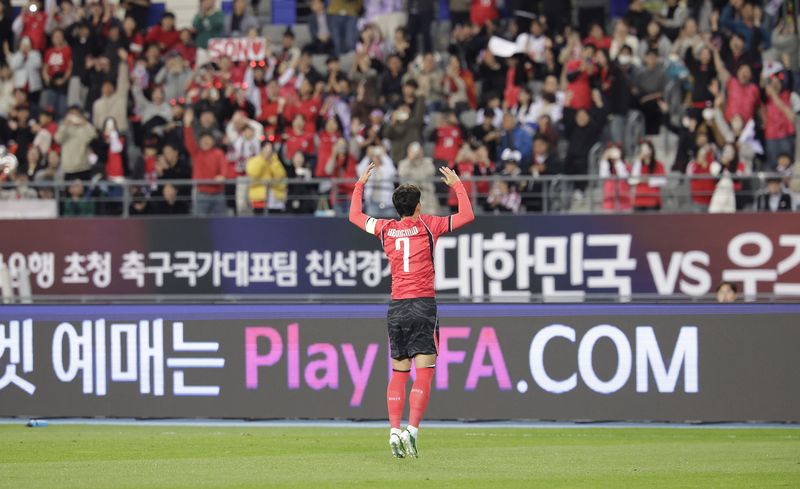 [용인=뉴시스] 최동준 기자 = 6일 경기 용인미르스타디움에서 열린 하나은행 초청 축구 국가대표팀 친선경기 한국과 우즈베키스탄의 경기, 한국 손흥민이 선취골을 성공시킨 뒤 기뻐하고 있다. 2026.10.06. photocdj@newsis.com