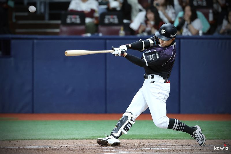 [서울=뉴시스] 6일 오후 서울 고척돔에서 열린 2026 KBO 리그 키움 히어로즈와 KT 위즈의 경기, 3회초 KT 선두타자 최원준이 우익수 오른쪽 2루타를 날리고 있다. (사진=KT제공) 2026.10.06. photo@newsis.com *재판매 및 DB 금지