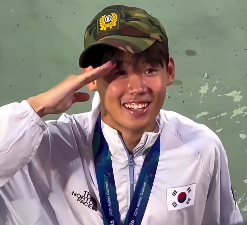 박승수 선수가 2026 아이치·나고야 아시안게임 남자 축구 금메달 획득 후 전역모를 착용하고 경례하고 있다. 뉴시스