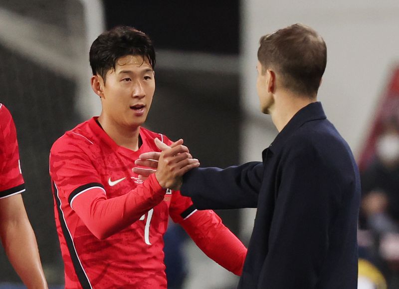 지난 6일 경기도 용인시 용인미르스타디움에서 열린 축구 국가대표 평가전에서 손흥민(왼쪽)이 교체 후 필드를 나가며 모레노 감독의 격려를 받고 있다. 뉴스1