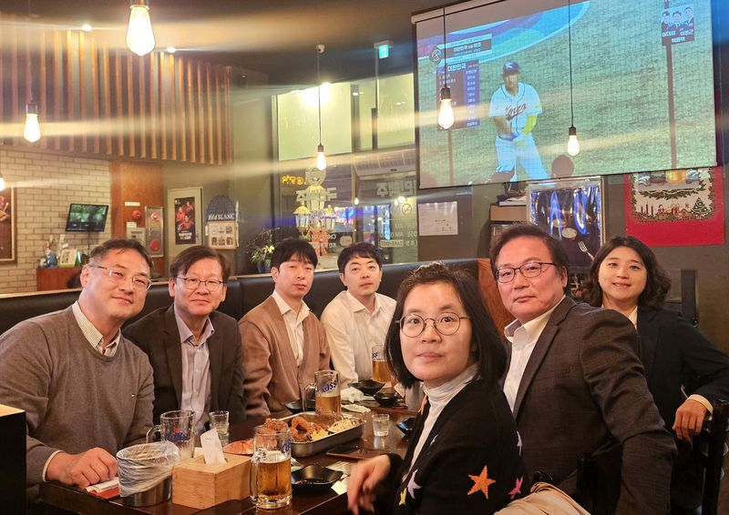 법무법인 지평 야구 관람 동호회 '야구르트' 회원들이 지난 3월 월드 베이스볼 클래식(WBC) 체코 전 경기를 단체 관람하고 있다. 법무법인 지평 제공