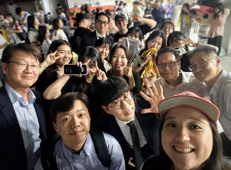 법무법인 지평 야구 관람 동호회 '야구르트' 회원들이 지난해 6월 서울 잠실야구장에서 프로야구 경기를 직관하고 있다. 법무법인 지평 제공