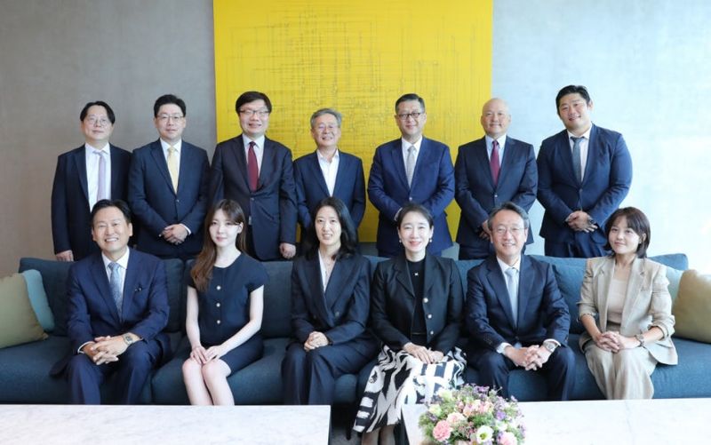 뒷줄 왼쪽부터 최용환, 유종권, 신동찬 변호사, 조구래 고문, 손도일 경영담당 대표변호사, 이태혁 외국변호사, 김진섭 변호사. 앞줄 왼쪽부터 손금주, 김민선 변호사, 김정은 외국변호사, 안정혜, 이경준, 이예나 변호사. 법무법인 율촌 제공