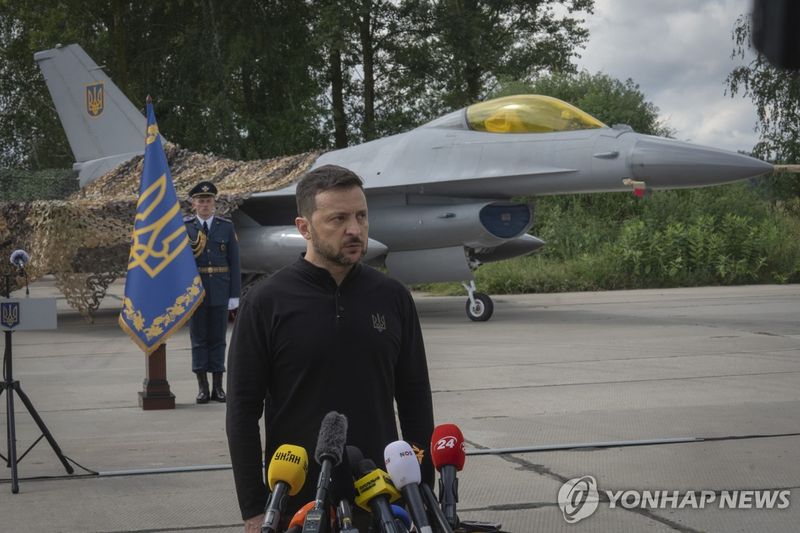 F-16 전투기와 젤렌스키 우크라이나 대통령 (출처=연합뉴스)