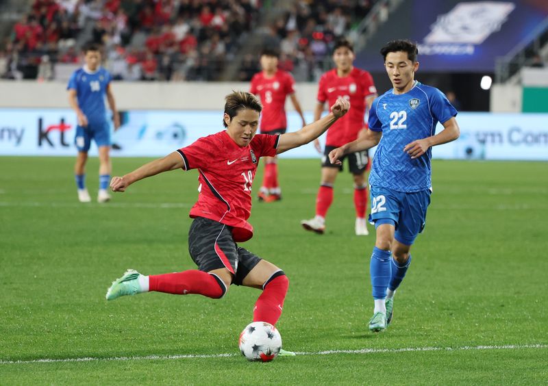 6일 경기 용인시 처인구 용인미르스타디움에서 열린 축구 국가대표 평가전 대한민국과 우즈베키스탄의 경기, 이강인이 패스를 하고 있다. 2026.10.6 ⓒ 뉴스1 김영운 기자