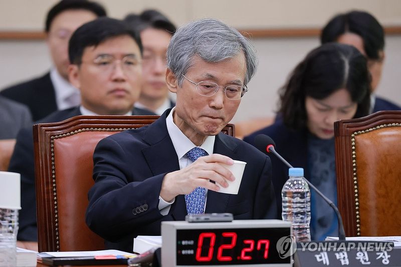 목 축이는 조희대 대법원장 (출처=연합뉴스)