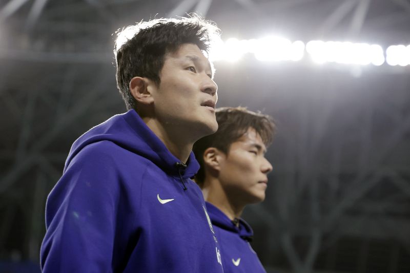 6일 경기 용인미르스타디움에서 열린 하나은행 초청 축구 국가대표팀 친선경기 한국과 우즈베키스탄의 경기에서 2-0으로 승리를 거둔 한국 김민재가 팬들에게 인사하고 있다. 다.뉴시스