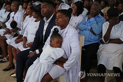 아이티 폭력 피해자들의 장례식 (출처=연합뉴스)