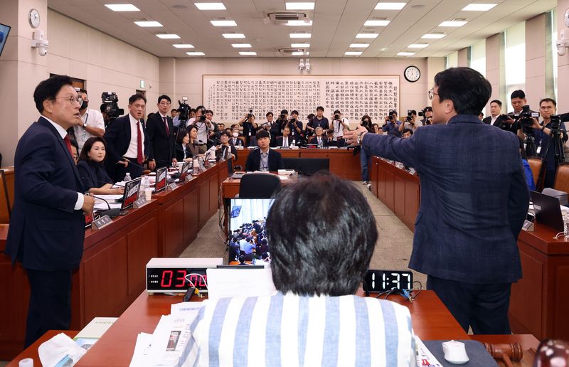 [서울=뉴시스] 최진석 기자 = 국회 법제사법위원회 여당 간사인 김의겸(오른쪽) 더불어민주당 의원과 야당 간사인 박형수(왼쪽) 국민의힘 의원이 6일 여의도 국회에서 열린 국회 법제사법위원회의 대법원 등에 대한 국정감사에서 언쟁을 하고 있다. 2026.10.06. myjs@newsis.com