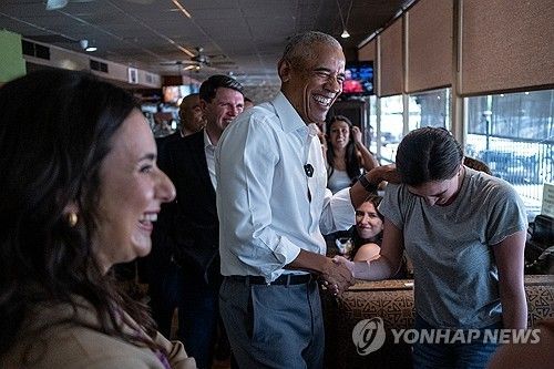 지난 5월 텍사스의 한 식당을 방문한 오바마 전 대통령 (출처=연합뉴스)