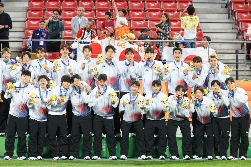 대한민국 아시안게임 축구대표팀 선수들이 3일 일본 아이치현 도요타 스타디움에서 열린 2026 아이치·나고야 아시안게임 축구 결승전 시상식에서 금메달을 목에 걸고 기념촬영을 하고 있다. 2026.10.3 ⓒ 뉴스1 김도우 기자