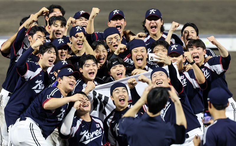 27일 일본 아이치현 도요하시 시민구장에서 열린 2026 아이치·나고야 아시안게임 야구 결승전 대한민국과 일본의 경기에서 3대1 승리한 대한민국 선수들이 금메달을 차지한 뒤 기념 촬영을 하고 있다. 2026.9.27 ⓒ 뉴스1 김도우 기자