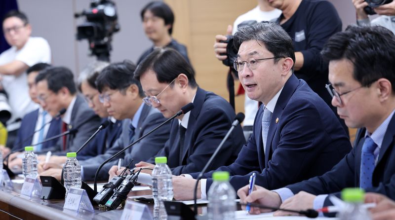 이억원 금융위원장이 4일 오후 서울 종로구 정부서울청사에서 열린 금융권 침해사고 관련 긴급 점검회의에서 모두 발언을 하고 있다. 2026.10.4 ⓒ 뉴스1 박지혜 기자
