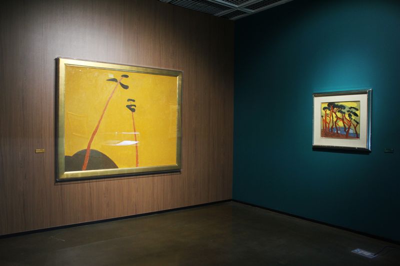 임직순의 '소나무가 있는 풍경'(1989·왼쪽). 작가는 1980년대 후반부터 작고 직전까지 두 그루의 나무를 드로잉과 수채화, 유화로 거듭 그리며 구도와 색을 탐색했다. 서울미술관 제공