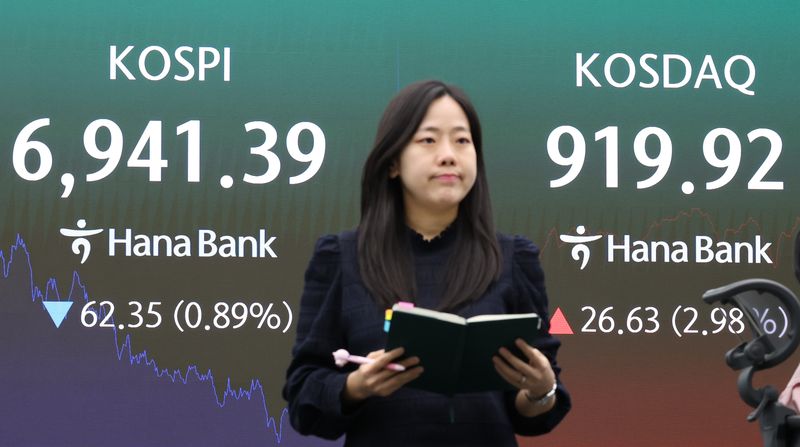 [서울=뉴시스] 황준선 기자 = 코스피가 전 거래일 보다 62.35포인트(0.89%) 내린 6941.39에 마감한 6일 오후 서울 중구 하나은행 딜링룸에 지수가 표시돼 있다. 코스닥은 전 거래일 보다 26.63포인트(2.98%) 오른 919.92에 거래를 마쳤다. 2026.10.06. hwang@newsis.com