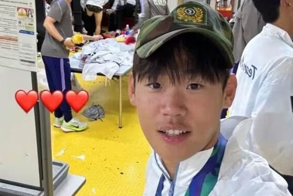 아시안게임 축구 국가대표 박승수(19)선수가 3일 금메달을 딴 직후 라커룸에서 '전역모'를 쓰고 찍은 사진을 소셜미디어에 올렸다. 박승수 선수 인스타그램.